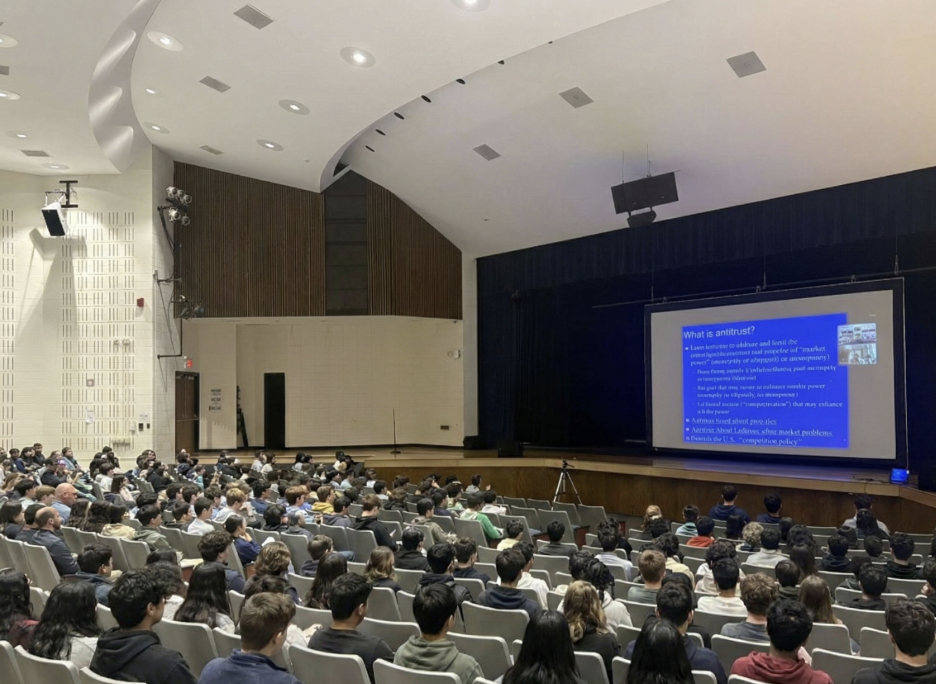 Professor Lawrence White speaking to ETS students